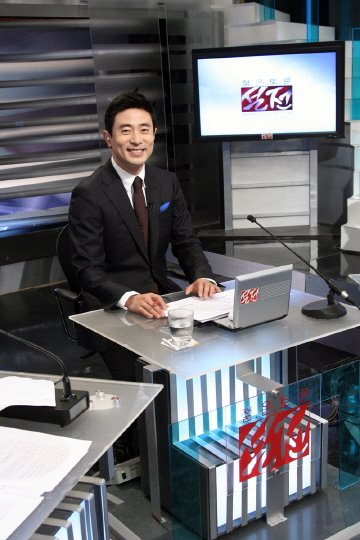 XTM '생방송 젊은 토론, 설전' 진행을 맡은 김범수 아나운서