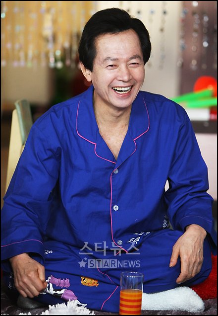 '남자사용설명서' 녹화중 환하게 웃고 있는 허경영 총재 ⓒ홍기원 기자 xanadu@