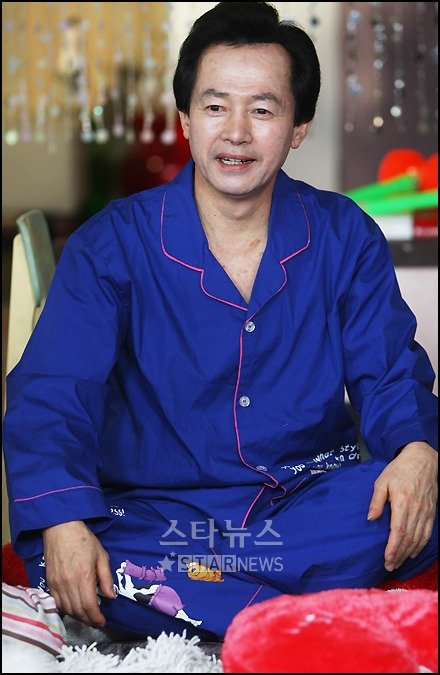 종이 한장을 갖고 은행에 가 100억원을 인출할 수 있다고 말하고 있는 허경영 총재 ⓒ홍기원 기자 xanadu@