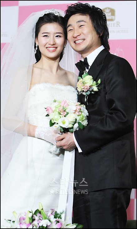 27일 결혼식을 올린 코미디언 한현민과 신부 최엄지씨 ⓒ홍기원 기자 xanadu@