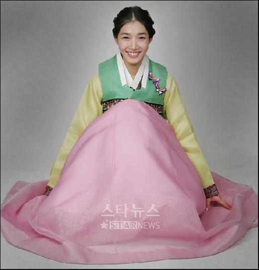 ↑'청정원' CF에서 장동건의 사랑을 한 몸에 받은 그녀로 주목 받은 신우선. 사진=최용민 기자 leeben@