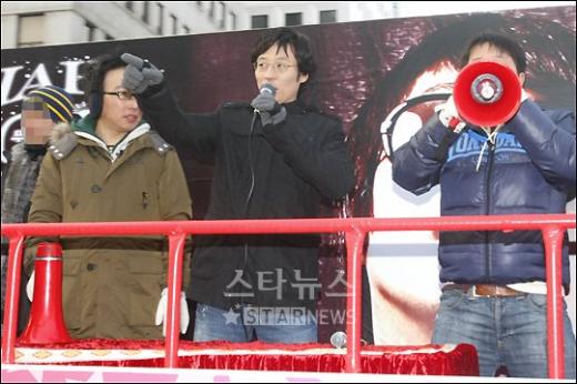 ↑군입대를 하는 하하를 위한 게릴라 콘서트 홍보를 하고 있는 무한도전 박명수와 유재석, 정형돈 ⓒ<임성균 기자 tjdrbs23@>