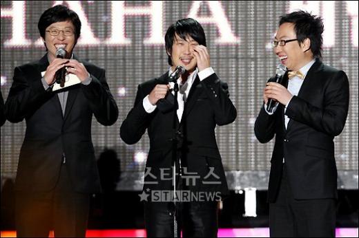 ↑하하가 입대 하루 전인 10일 오후 '무한도전'팀이 준비한 '게릴라 콘서트'에서 눈물을 흘리고 있다.
ⓒ<임성균 기자 tjdrbs23@>