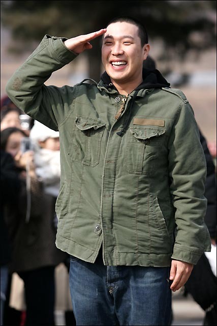 하하가 11일 훈련소 앞에서 팬들과 취재진을 향해 거수 경례를 하고 있다. ⓒ원주(강원)=홍봉진 기자