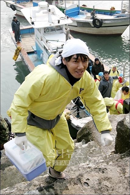 김장훈이 호도 주민들의 환영을 받으며 섬에 도착하고 있다. ⓒ호도(충남)=홍봉진 기자