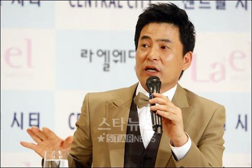 ↑21일 9세 연하 최혜경씨와 결혼식을 올리는 배우 이한위 ⓒ<임성균 기자 tjdrbs23@>