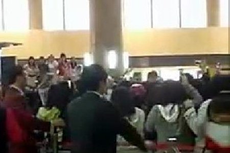 ↑야마시타 토모히사의 출국을 지켜보기 위해 김포공항에 몰려든 한국팬들.(동영상 캡쳐화면)