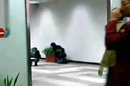 ↑출국 게이트 안쪽에서 주저앉은 야마시타 토모히사(왼쪽)와 그의 동행인.(동영상 캡쳐화면)