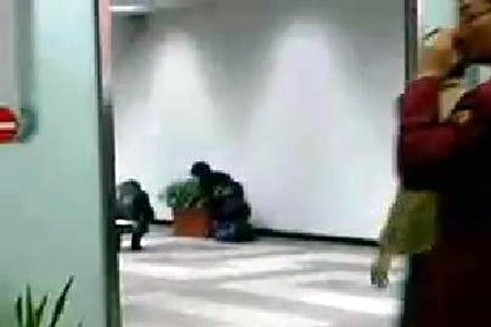 ↑입국장에 들어선 뒤 주저앉은 야마시타 토모히사와 동행인.(동영상 캡쳐화면)