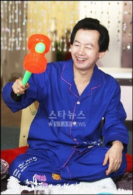 ↑케이블채널 tvN Enews 출연해 축지법 시범을 보이고 있는 허경영 총재 =왼발 -> 오른발 -> 날아라