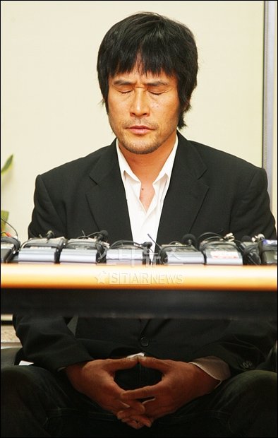 ↑폭행 사건에 대한 공식 기자회견 중인 최민수 ⓒ이명근 기자