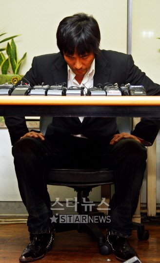 폭행사건 관련 기자회견 중 고개 숙인 최민수 ⓒ이명근 기자 qwe123@