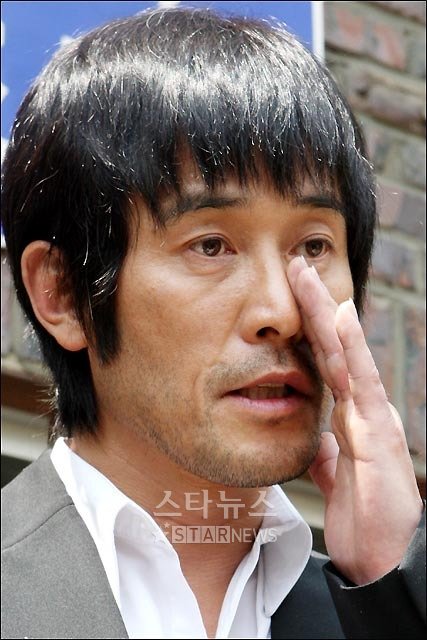 30일 서울 용산경찰서에서 피해자와의 첫 대질심문을 마친 최민수가 취재진의 질문에 답하고 있다. ⓒ홍봉진 기자=honggga