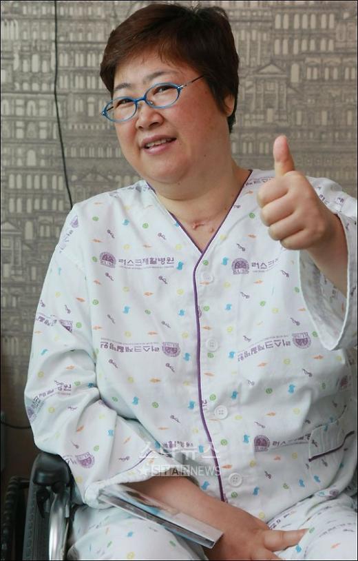 열심히 재활치료를 받아 좋은 모습으로 돌아오겠다며 방실이가 엄지손가락을 치켜세웠다. ⓒ임성균 기자 tjdrbs23@