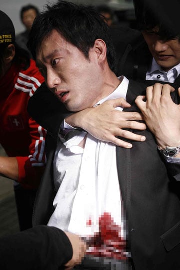 ↑논란이 된 '하루만 한번만' 뮤직비디오의 한 장면