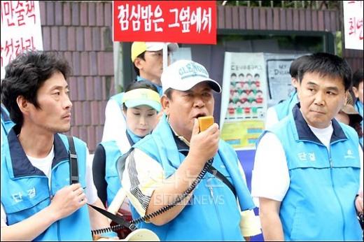 ↑MBC를 상대로 파업에 돌입한 한예조 김응석 위원장의 삭발투쟁