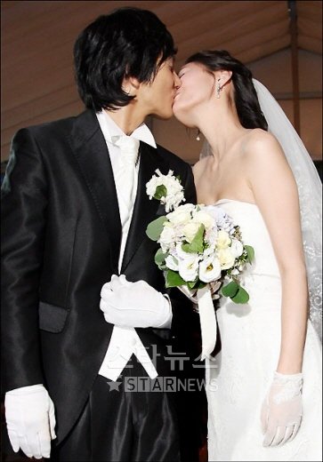 결혼식서 입맞춤을 나누고 있는 고미영-성창훈 커플 ⓒ송희진 기자