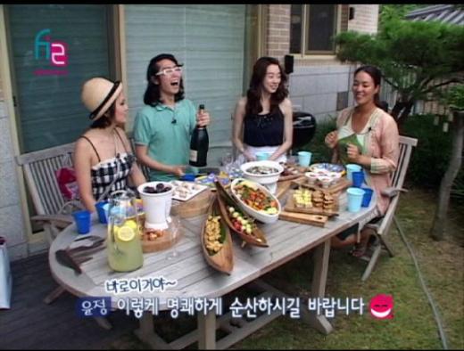 베이비 샤워 파티 중인 이윤정, 하상백, 최여진, 지미기(좌측부터) <사진제공=엠넷미디어>