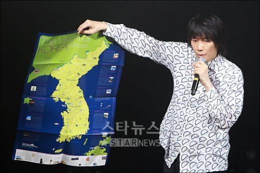 ↑ 가수 김장훈이 한복을 입고 열창을 하고 있다.