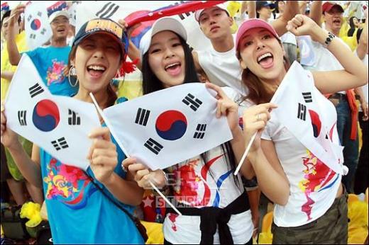 ↑10일 오후 베이징올림픽그린양궁장에서 한국여자대표팀을 응원하고 있는 연예인원정대의 채연,진보라,에바(왼쪽부터) ⓒ베이징(중국)=임성균 기자