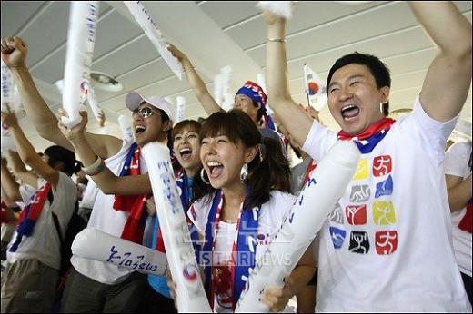 ↑14일 경기장 안에서 한국 선수들을 응원 중인 연예인원정대 ⓒ베이징(중국)=임성균 기자