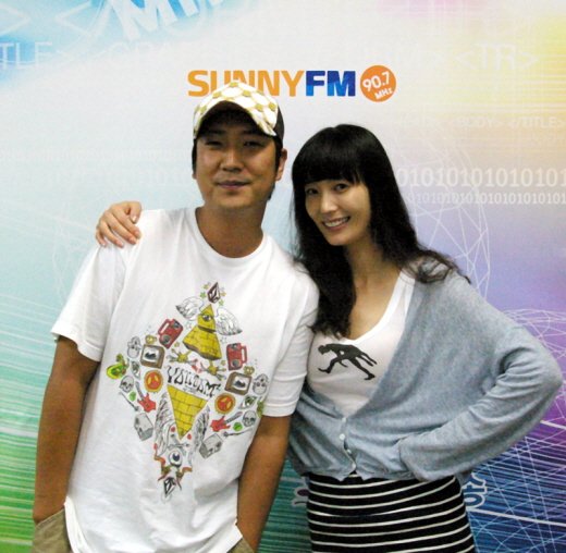 경인방송 써니FM(90.7MHz) '프리스타일 행복친구'의 '헬로우 스타' 코너에 출연한 안혜경 <사진제공=경인방송>