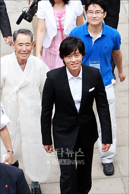 ↑우주인 이소연과 이야기하는 이서진.