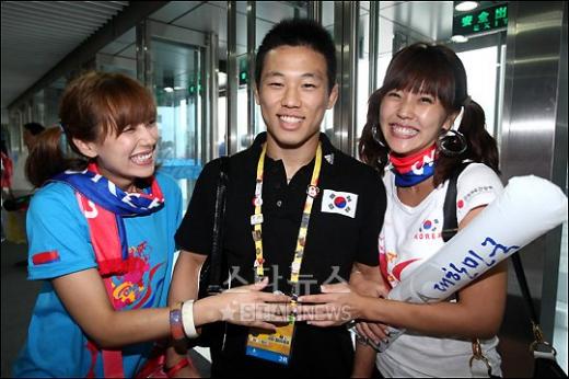 연예인 원정대와 유도 은메달리스트 왕기춘이 14일 오후 중국 베이징 기술학교에서 열린 2008베이징올림픽 남자유도 100㎏급에 출전한 장성호를 응원하기 위해 모여 담소를 나누고 있다.