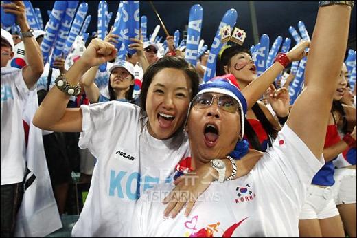 ↑16일 베이징에서 열린 야구 한일전에서 한국팀을 박준형-김지혜 부부 ⓒ베이징(중국)=임성균 기자