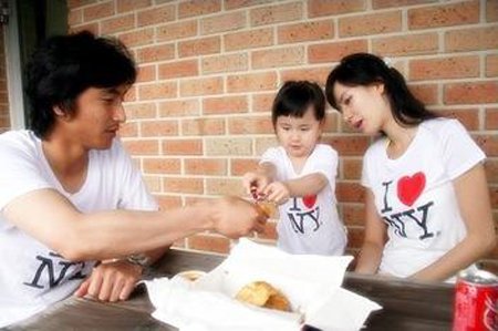 ↑차례로 안정환-이혜원 가족, 베컴 가족, 졸리-피트 가족