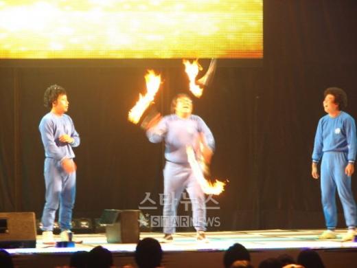 ↑'갈갈이 패밀리 개그콘서트&개그야 전국투어' 서울 공연에서 '옹알스'의 조준우가 불붙은 저글링 묘기를 하고 있다.
