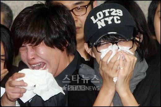 고 안재환의 발인에서 실신한 정선희. 사진=홍봉진 기자 honggga@