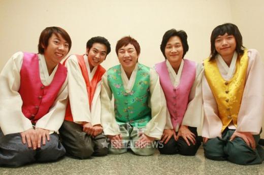 SBS '웃찾사'의 인기코너 '웅이 아버지' 팀. 한복협찬=박술녀 한복 ⓒ임성균 기자 tjdrbs23@