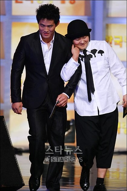 ⓒ<3일 오후 서울 여의도 KBS홀에서 열린 제35회 한국방송대상 시상식에서 개그우먼 김신영이 2008베이징 올림픽 유도 금메달리스트 최민호의 품에 안겨 시상자로 나서고 있다>