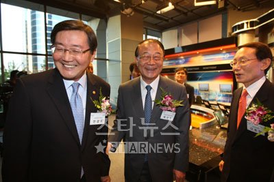 30일 머니투데이방송 MTN 개국기념 리셉션에 참석한 최시중 방송통신위원장(가운데)과 전광우 금융위원장(왼쪽) 김종창 금융감독원장(오른쪽)이 MTN 오픈스튜디오 내부를 둘러보고 있다. /사진=특별취재반