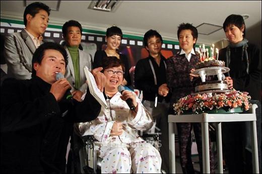 29일 후배가수들의 축하를 받으며 생일을 맞은 가수 방실이 ⓒ임성균 기자 tjdrbs23@