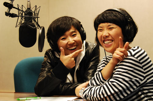 생방송 전 라디오 부스에서 환하게 웃고 있는 송은이(왼쪽)와 신봉선 ⓒSBS 제공
