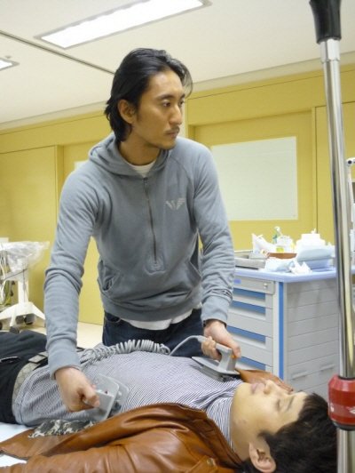 실습 중인 신현준 <사진제공=플랜비픽쳐스>