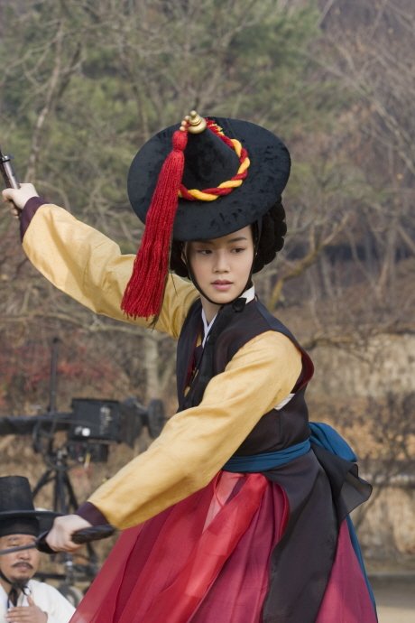 SBS '바람의 화원'의 대미를 장식할 김홍도의 '씨름도'(왼쪽)와 신윤복의 '쌍검대무'