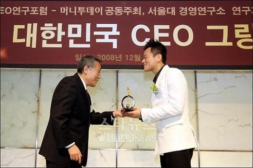 시상자로 나선 소설가 황석영(왼쪽)과 '문화CEO' 상을 받은 박진영 ⓒ홍봉진 기자 honggga@