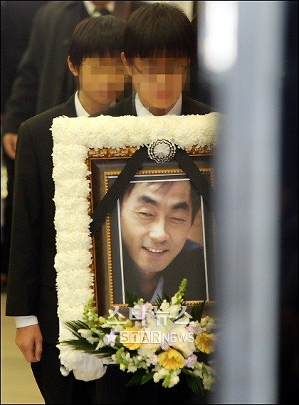 아들의 손에 들려 장례식장을 떠나는 고 박광정의 영정 ⓒ머니투데이 스타뉴스