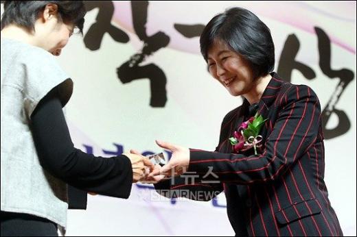 18일 제21회 한국방송작가상 드라마부문 상을 수상한 유현미 작가 ⓒ홍봉진 기자 honggga@