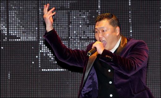 군복무 중인 가수 싸이(본명 박재상, 왼쪽)와 성시경
