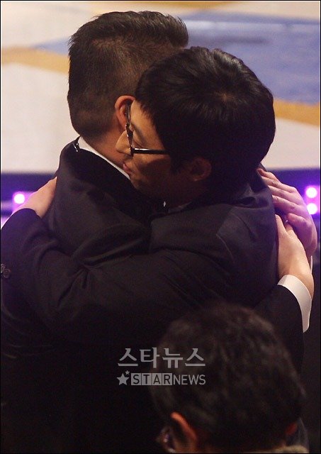 강호동이 지난 27일 서울 여의도 KBS별관 공개홀에서 열린 '2008 KBS 연예대상'에서 대상을 수상한 뒤 유재석과 포옹을 나누고 있다. ⓒ홍봉진 기자