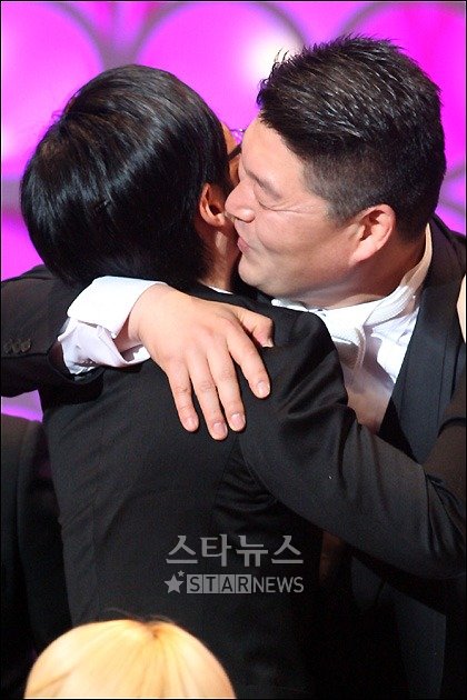 대상을 받은 강호동과 포옹하는 유재석 ⓒ임성균 기자