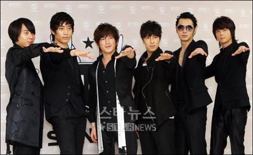 ↑김동완 블로그에 공개된 신화의 연말 모임 사진
