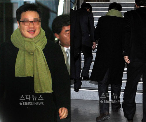 전지현 소속사 정 모 대표가 29일 서울광역수사대를 나서며 환하게 웃고 있다(왼족) 정 대표는 이 날 오전 6시께 경찰에 전격 출두했다