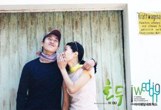 11일 오전 기자회견 중 예비신부 전혜진을 향해 애정을 과시하는 이선균 ⓒ송희진 기자 songhj@