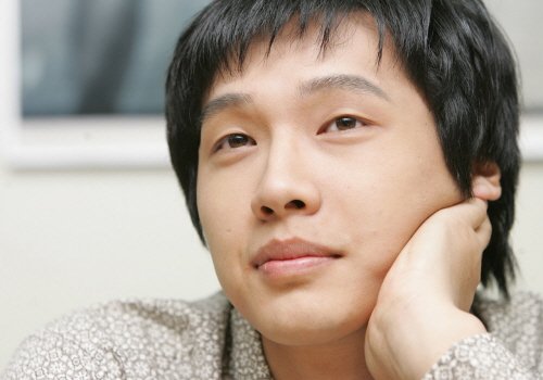 ↑ 지현우의 네이버 인물정보(위)와 네이트 인물정보(아래)