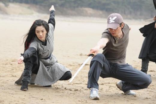 14일 충남 태안 구름포해수욕장에서 액션신 지도를 받고 있는 정려원 ⓒSBS 제공